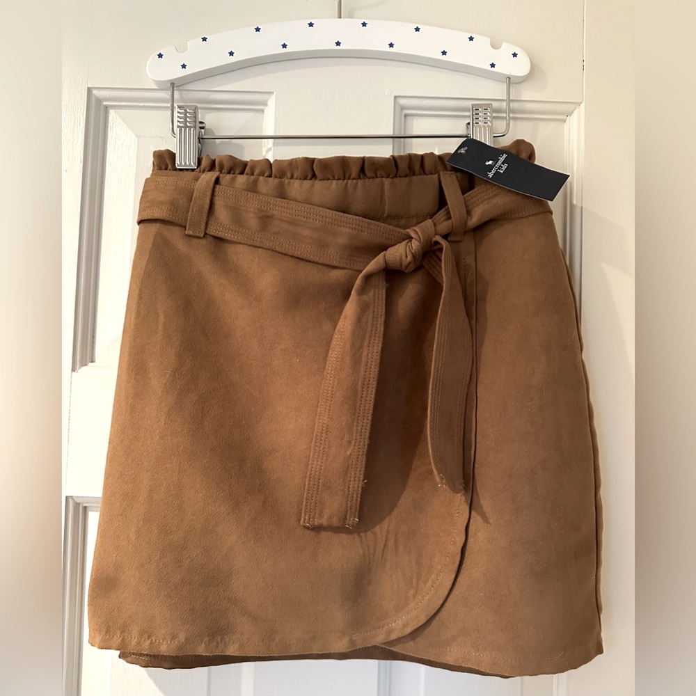 NWT! 🔥 Abercrombie Girls’ Belted Faux Suede Skort 13/14